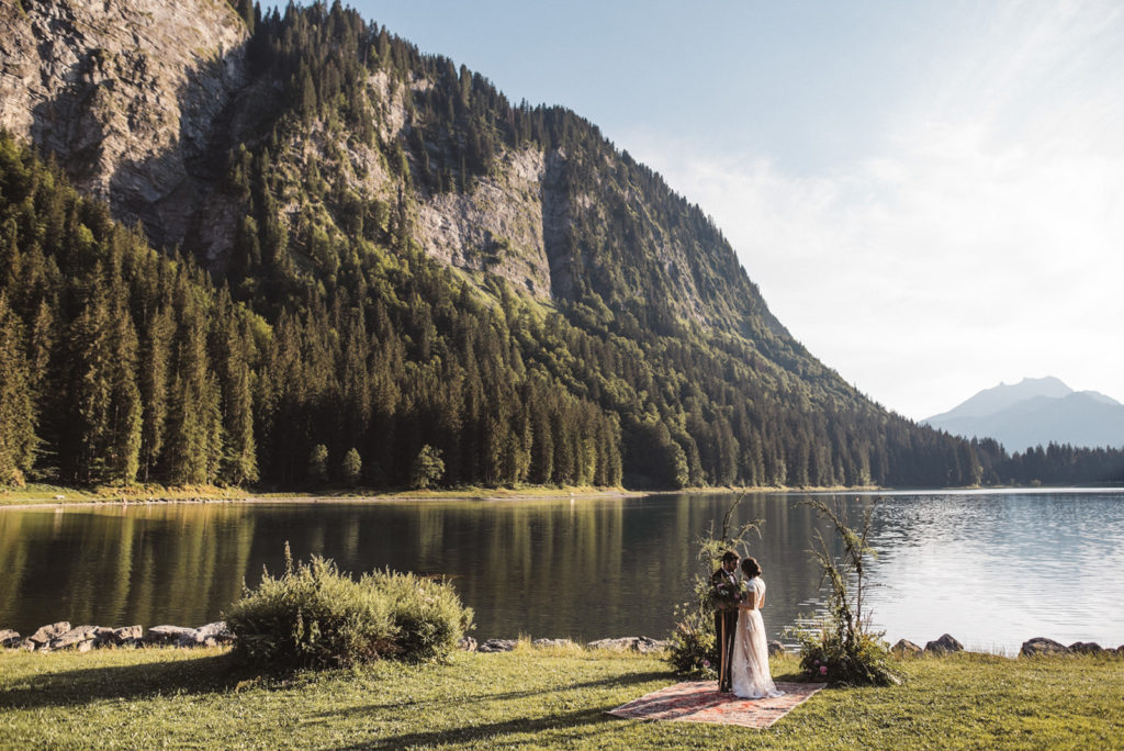 maries-au-bord-d-un-lac-dans-les-alpes