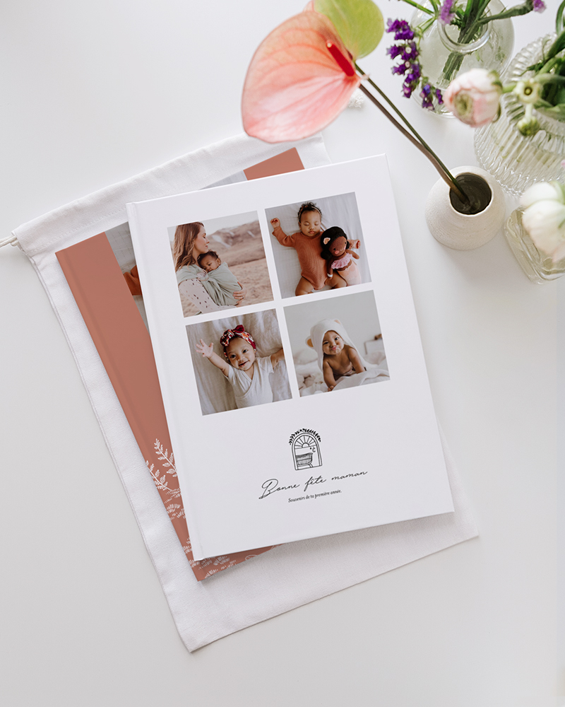 Album photo rigide, sa couverture mettant en avant 4 photographies de famille et le message personnalisé "bonne fête maman" 